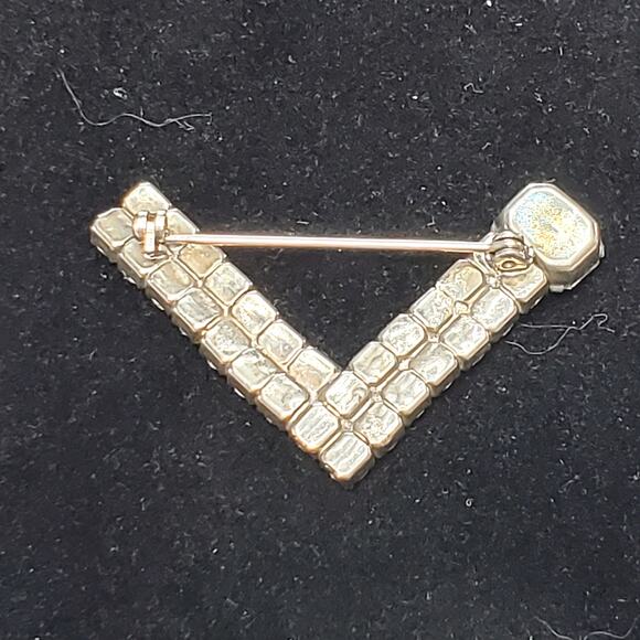 Clear Rhinestone Silver Tone V Unsigned Brooch Pin 1.5" Vtg - Picture 3 of 5
